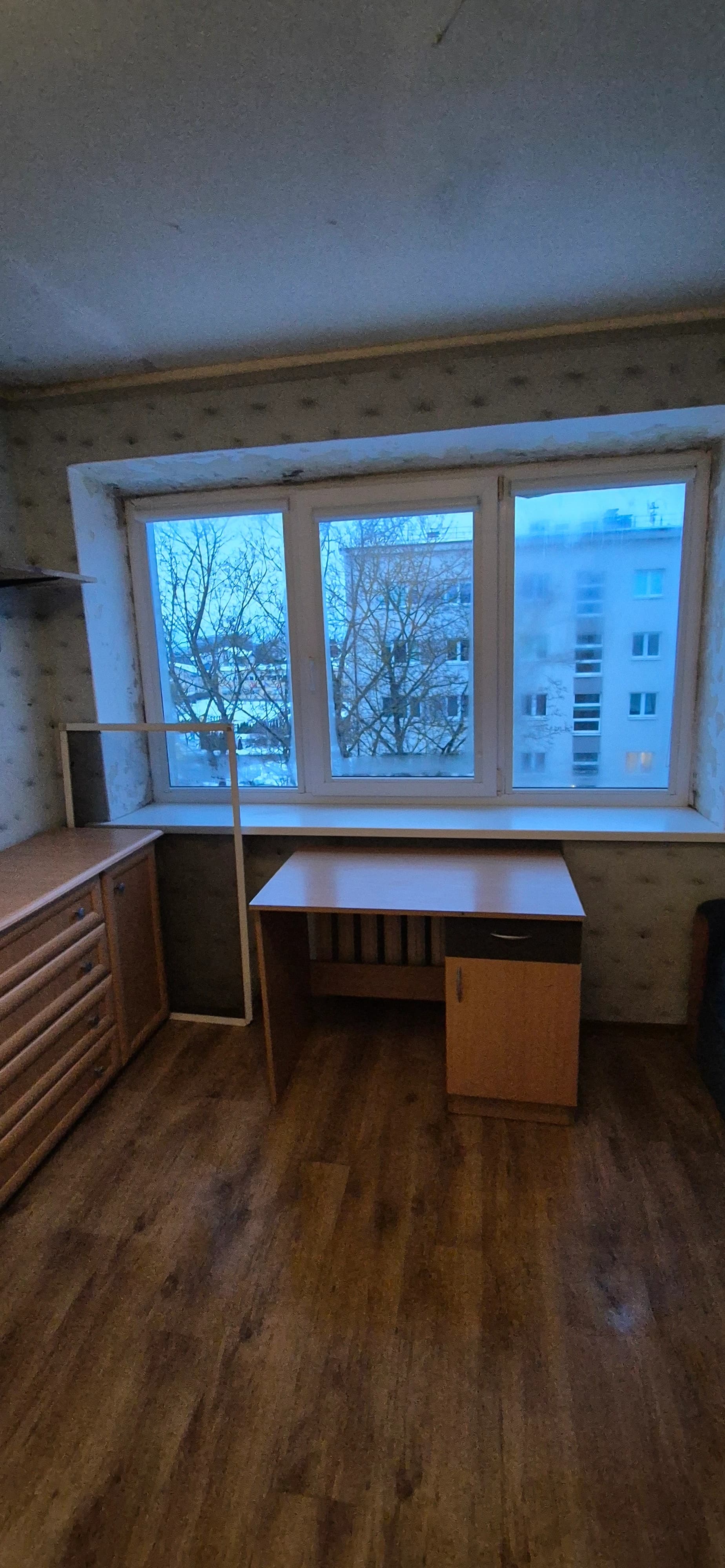 Buto kraustymosi valymas su baldais