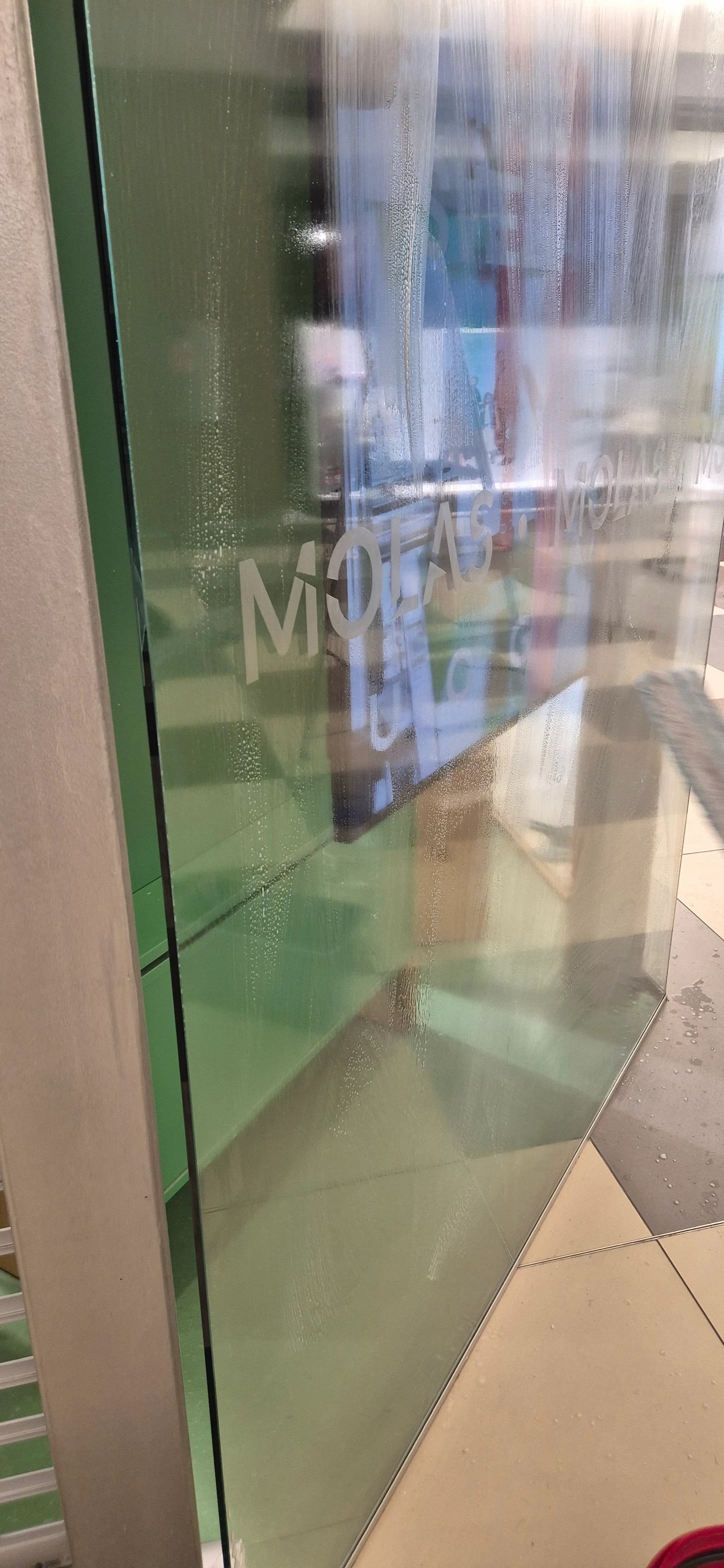 Prekybos salono vitrinų valymas