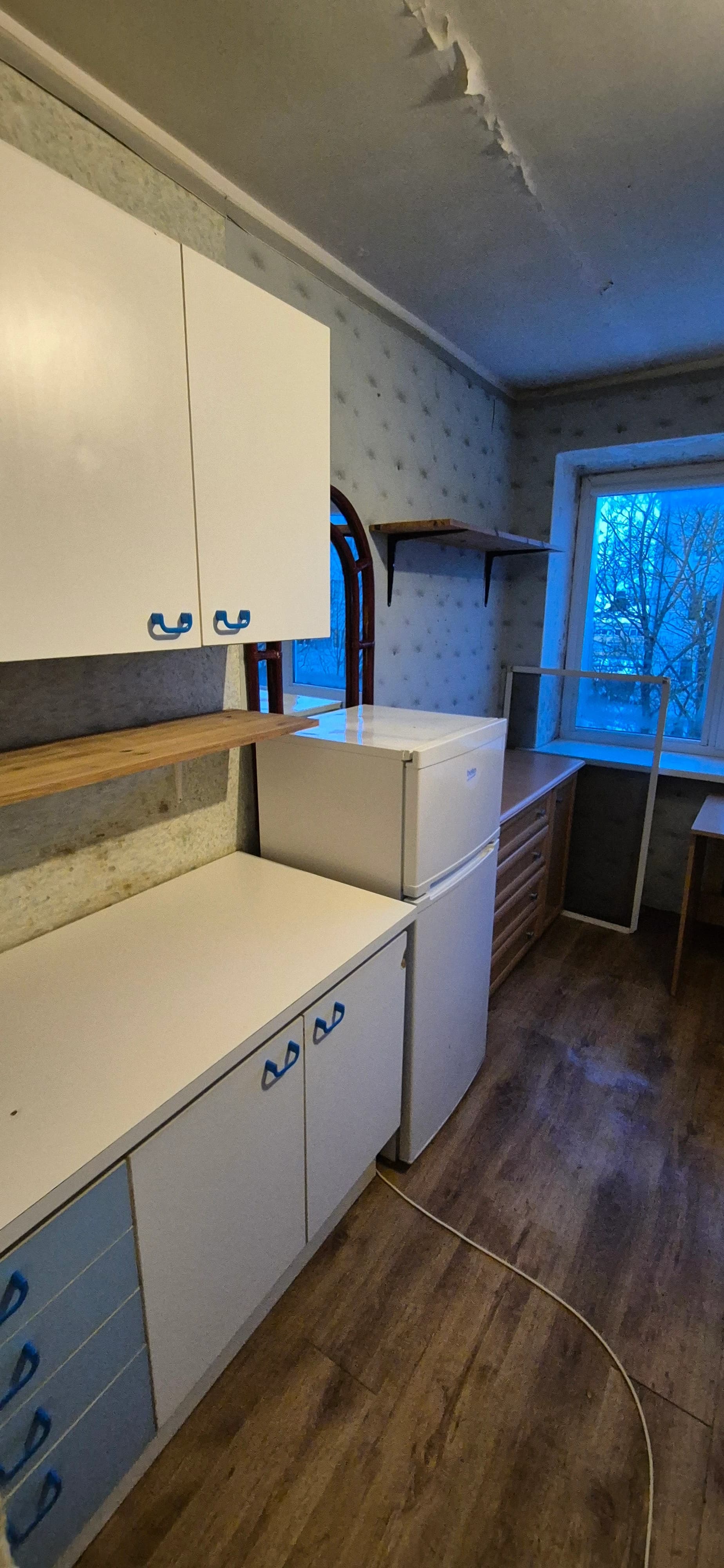 Buto kraustymosi valymas su baldais