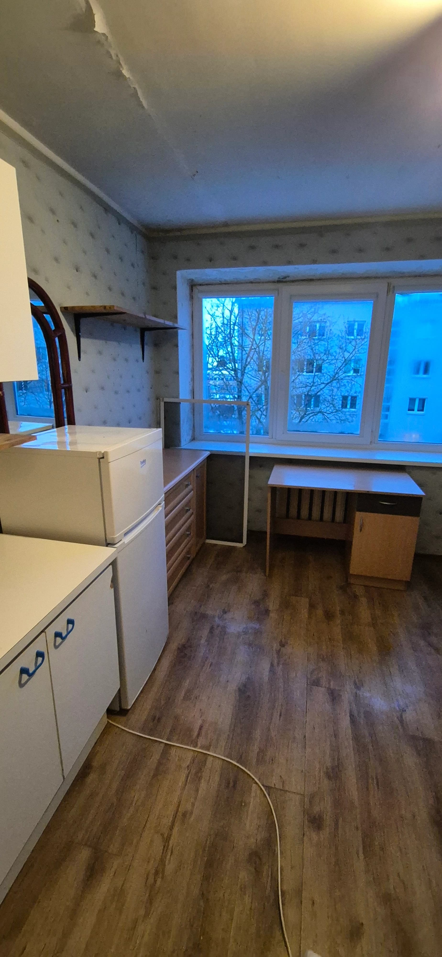 Buto kraustymosi valymas su baldais