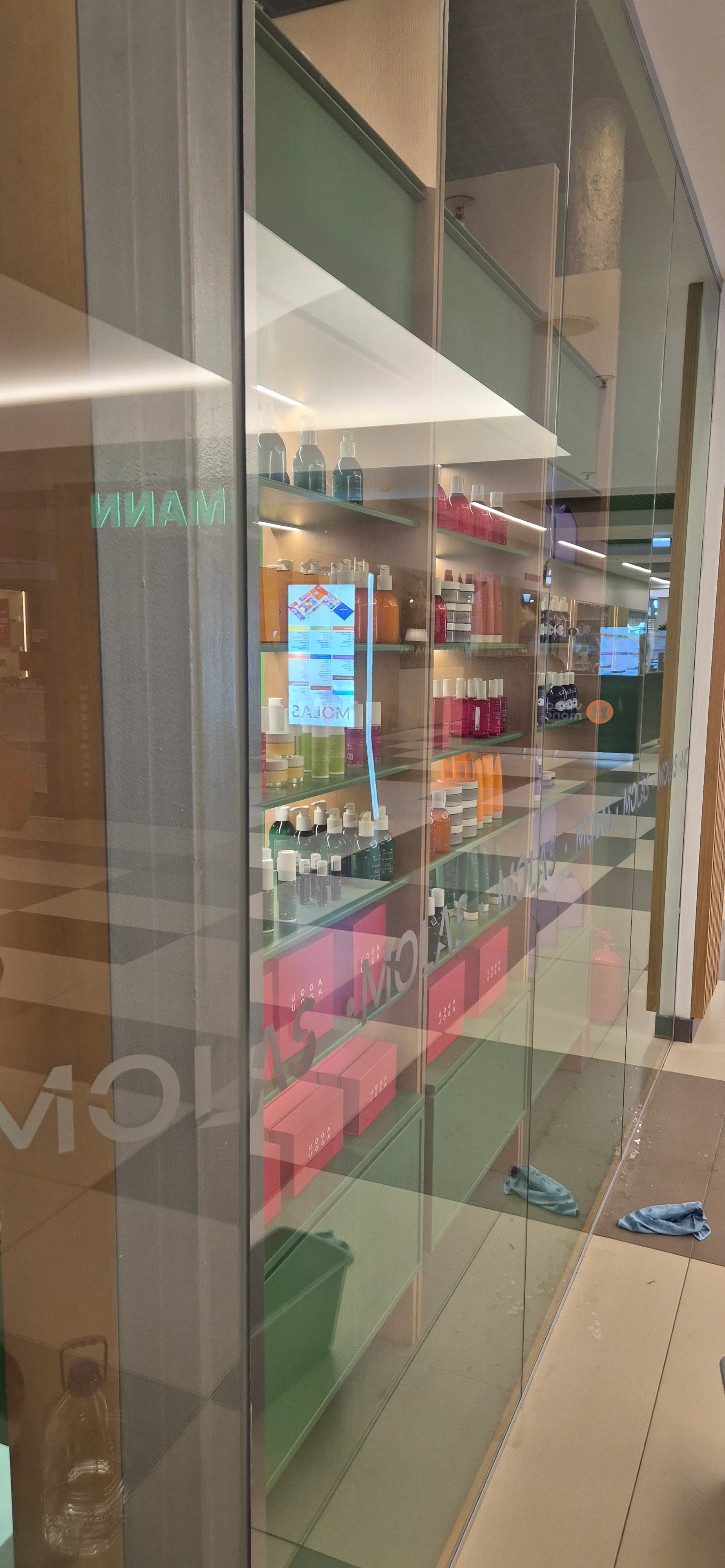 Prekybos salono vitrinų valymas